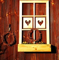 Donica drewniana jako okno, kwietnik rustykalny.