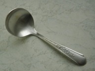 # Piękna posrebrzana chochelka do sosu #