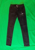 Młodzieżowe, przecierane jeansy-rurki z dziurami