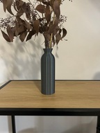 Wysoki wazon z żebrowaniem, nowoczesny i minimalistyczny