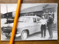 Dworzec Kolejowy PKP Magazyn Milicjant Taksówka GAZ 21 Wołga foto