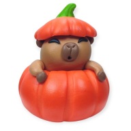 Kapibara Przebrana za Dynię FIGURKA Z MODELINY na Halloween