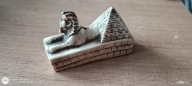 Egipt - figura Sfinksa z piramidą, nowa