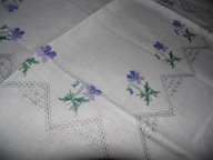 Obrus ecriez haftem krzyzykowym , fiołki - 81 cm x 81 cm