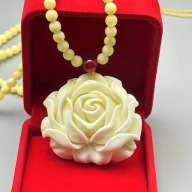 wisiorek naszyjnik bursztyn retro miodowy styl kryształ amulet ochronny