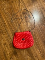 Czerwona torebka na łańcuszku