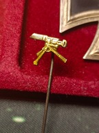 II WOJNA ŚWIATOWA ODZNAKA NA SZPILI KARABINY MASZYNOWE