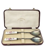 Sztućce sałatkowe Royal Crown Derby – porcelanowe rączki, komplet w etui