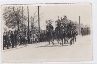 ŻÓŁKIEW .. POCZET SZTANDAROWY 6 PUŁKU STRZELCÓW KONNYCH NA DEFILADZIE