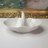 Eleganckie porcelanowe puzderko z uchwytem w kształcie motyla.