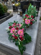 Zestaw komplet na grób cmentarz sztuczne kwiaty wiązanka bukiet fiolet