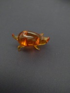 Szklana świnka, 2,4cm, uszkodzona, szkło uranowe (A178)