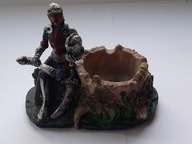 Figurka kolekcjonerska rycerza siedzącego przy studni - wysokość 9 cm