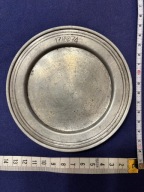 talerz cynowy pamiątkowy z końca XIX w. lub początku XX w. średnica 12,8 cm