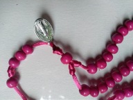 Różaniec drewniany na sznurku z medalikiem 1 szt