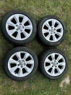 Oryginalne felgi aluminiowe Audi z oponami Pirelli Sottozero 225/50 R17.
