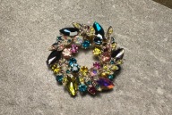 Piękna elegancka duża broszka z kolorowymi kryształkami