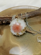 NASZYJNIK z ŻYWICY, naturalne kwiaty, METALOPLASTYKA. wiosna, różowe kwiaty