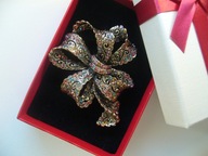 PIĘKNA BROSZKA ZAWIESZKA KOKARDA KRYSZTAŁKI + PUDEŁKO PREZENTOWE