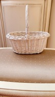 Biały koszyk wiklinowy , na święconkę, baranka