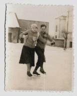 Chełm lodowisko Na łyżwach. ok.1930r. Fotografia M. Feldman 399s
