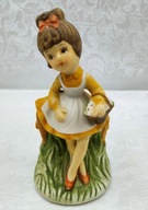 Ciemnowłosa dziewczyna w koczku figurka z porcelan
