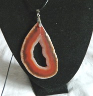 Duży pomarańczowy nieregularny agat z druzą, wisior na rzemieniu