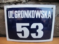 Stara emaliowana tablica z numerem domu i ulicą