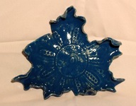Ceramiczna patera "Niebieski liść klonu z koronką"