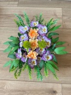 Stroik ze sztucznych kwiatów na cmentarz, z drewnianą podstawką