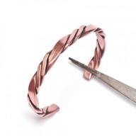 Bransoleta z miedzi, skręcana z rurki i drutów.