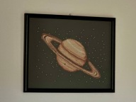 Dekoracja ścienna w ramie planeta Saturn haft krzyżykowy