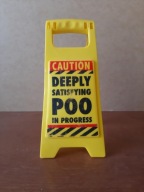 Stojak biurkowy żółty znak ostrzegawczy Satisfying Poo in Progress