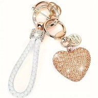 Śliczny pleciony biały brelok z ozdobnym złotym serduszkiem z kryształkami