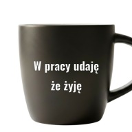Kubek grawerowany W Pracy Udaję Że Żyję czarny mat + biały 290 ml