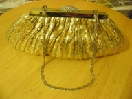 Elegancka złota torebka wieczorowa puzderko na łańcuszku wysadz. cyrkoniami