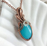 Mały wisiorek z niebieskim kamieniem, miedziana zawieszka z jadeitem