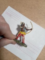 Stara Zabawka PRL Żołnierzyk Indianin z łukiem