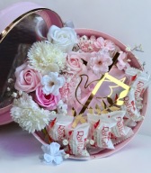 FLOWERBOX Z KWIATAMI MYDLANYMI I SŁODYCZAMI DLA DZIEWCZYNKI KOMUNIA