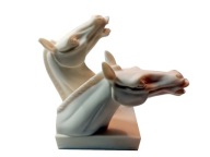 Głowy koni / alabastrowa statuetka / konie