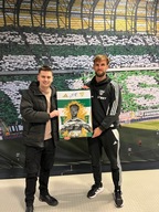 Koszulka Lechii Gdańsk z podobizną i autografem Kacpra Sezonienko.