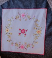 Kwadratowa serweta biała w kolorowe kwiatki