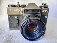Aparat ZENIT ET z obiektywem MC HELIOS w zielonej wersji .