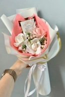 BUKIET Z KWIATÓW MYDLANYCH Z CZEKOLADĄ NA KOMUNIĘ DLA DZIEWCZYNKI