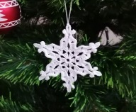 Śnieżynki szydełkowe, zawieszki na choinkę bombki wzór 1