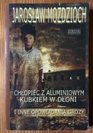 Chłopiec z aluminiowym kubkiem w dłoni - Jarosław Moździoch