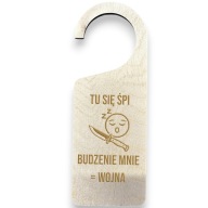 Drewniana zawieszka na drzwi Tu się śpi budzenie mnie wojna