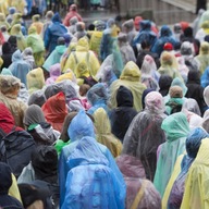 Relaxdays Jednorazowe Płaszcze przeciwdeszczowe, zestaw 15 sztuk OPIS!