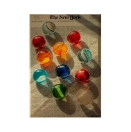 „Szklane Kule" – Artystyczny Plakat Dekoracyjny z Motywem Gazety