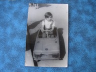 Dziecko w aucie , zabawka - stare zdjęcie z PRL / samochodzik